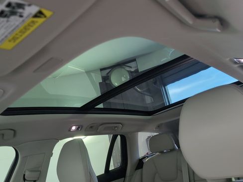 Used 2022 Volvo V60 T5 Cross Country w/ Advanced Package image 12