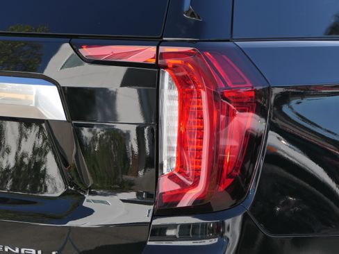 Used 2023 GMC Yukon Denali AWD/4WD image 6