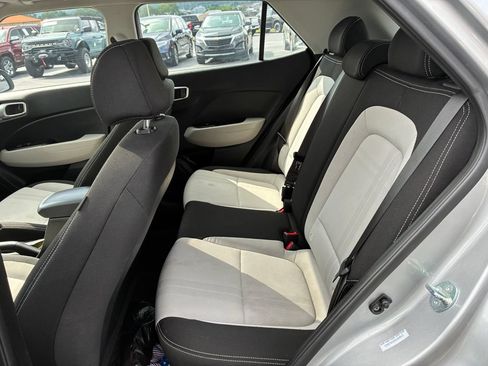 Used 2025 Hyundai Venue SEL FWD image 19