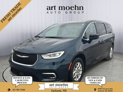 Used 2025 Chrysler Pacifica Select