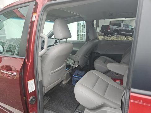 Used 2017 Toyota Sienna XLE w/ XLE Navigation Package AWD/4WD image 6