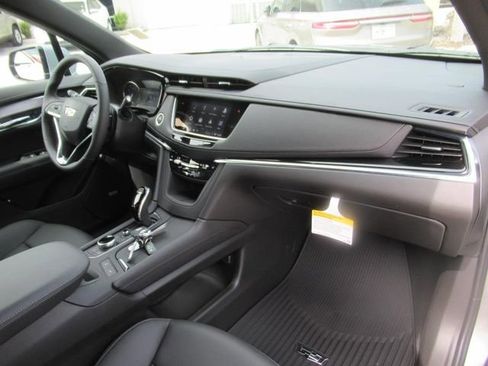 New 2025 Cadillac XT6 Luxury image 10