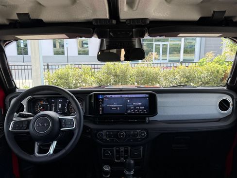 Used 2025 Jeep Wrangler Unlimited Sahara AWD/4WD image 33