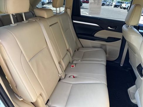 Used 2019 Toyota Highlander XLE AWD/4WD image 14