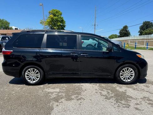 Used 2017 Toyota Sienna XLE FWD image 2