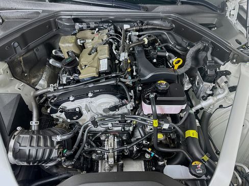 Used 2025 Genesis G70 2.5T image 34