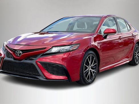 Used 2022 Toyota Camry SE image 2