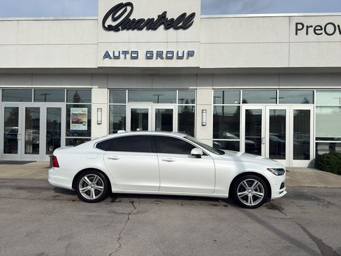 Used 2018 Volvo S90 T5 Momentum w/ Convenience Package FWD image 2