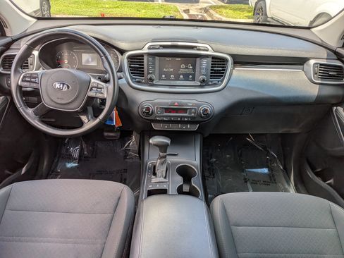 Used 2019 Kia Sorento AWD w/ LX Convenience Package image 16
