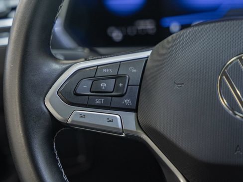 Used 2022 Volkswagen Tiguan SE w/ Panoramic Sunroof Package FWD image 33