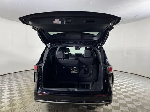Used 2025 Toyota Sienna Limited AWD/4WD image 9
