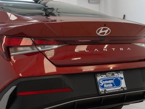 Used 2024 Hyundai Elantra SE FWD image 9