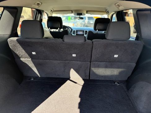 Used 2011 Jeep Grand Cherokee Laredo image 16