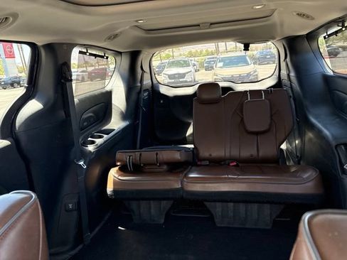 Used 2017 Chrysler Pacifica Limited FWD image 11
