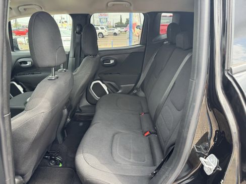 Used 2019 Jeep Renegade Latitude FWD image 17