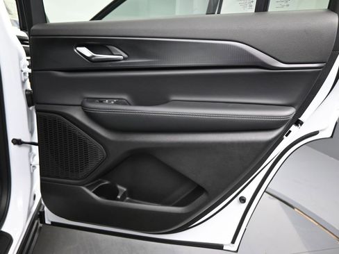 New 2025 Jeep Grand Cherokee L Laredo w/ Luxury Tech Group I image 17