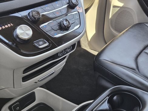 Used 2024 Chrysler Pacifica Touring-L image 9