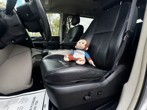 Used 2016 Chrysler Town & Country Touring image 23