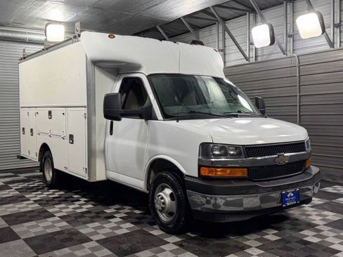 Used 2017 Chevrolet Express 3500 image 4
