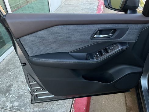 Used 2023 Nissan Rogue SV image 12