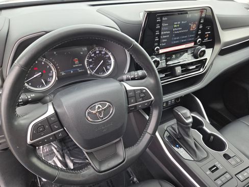 Used 2022 Toyota Highlander XLE AWD/4WD image 31