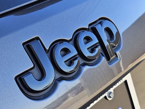 Used 2021 Jeep Grand Cherokee Laredo X image 15