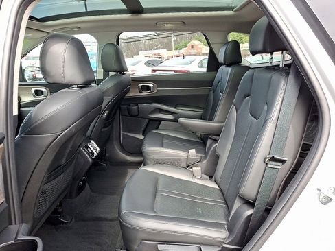 Used 2023 Kia Sorento EX w/ Panoramic Sunroof Package FWD image 11