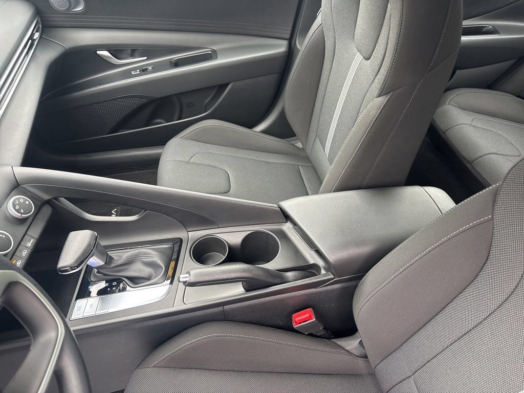 Certified 2026 Hyundai Elantra SE FWD image 34