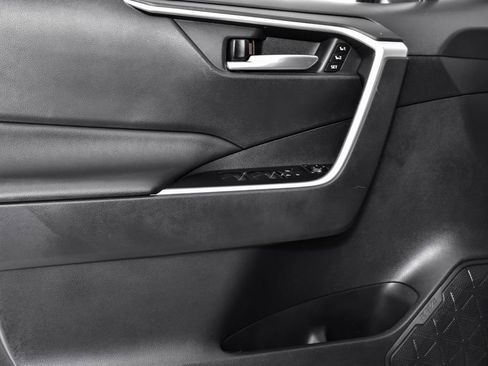 Used 2021 Toyota RAV4 XLE Premium image 7