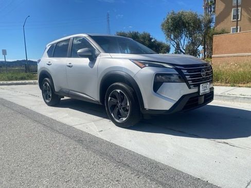 Used 2024 Nissan Rogue SV image 2