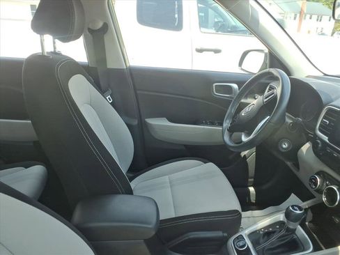 Used 2022 Hyundai Venue SEL FWD image 8