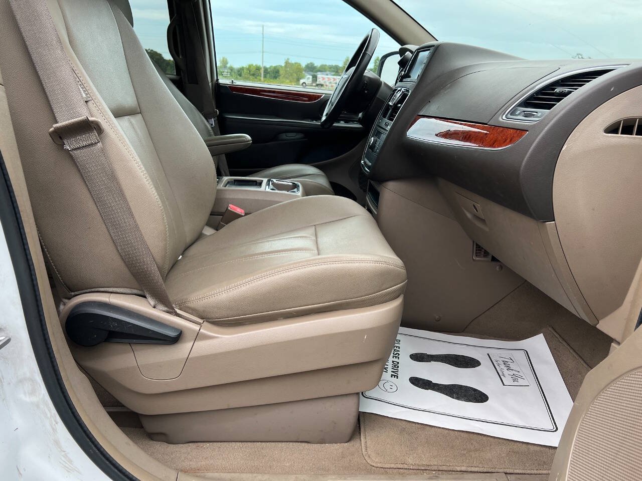 Used 2015 Chrysler Town & Country Touring w/ Driver Convenience Group FWD image 8