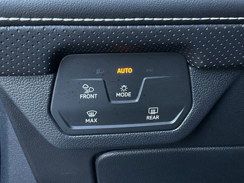 Used 2024 Volkswagen Atlas SE image 27