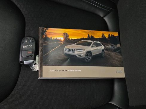 Used 2019 Jeep Cherokee Latitude Plus w/ Comfort/Convenience Group AWD/4WD image 13