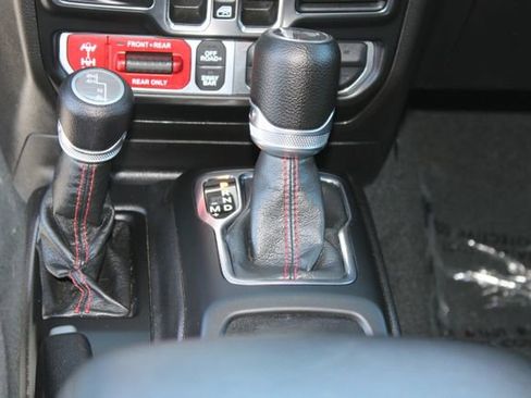 Used 2022 Jeep Wrangler Unlimited Rubicon AWD/4WD image 17