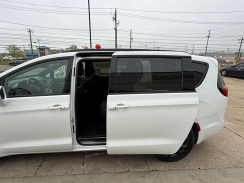 Used 2020 Chrysler Pacifica Touring-L Plus w/ S Appearance Package FWD image 21