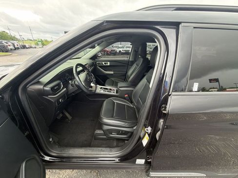 Used 2023 Ford Explorer XLT w/ Equipment Group 202A AWD/4WD image 11