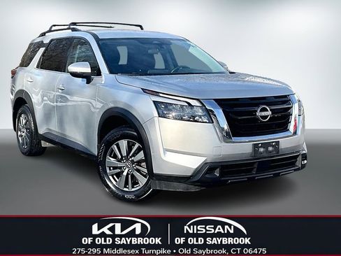 Certified 2024 Nissan Pathfinder SV image 3