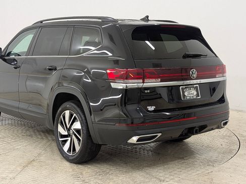 Used 2025 Volkswagen Atlas SE w/ Panoramic Sunroof Package image 3