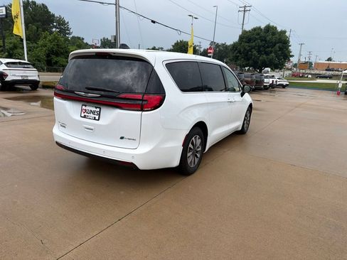 Used 2024 Chrysler Pacifica Limited FWD image 9