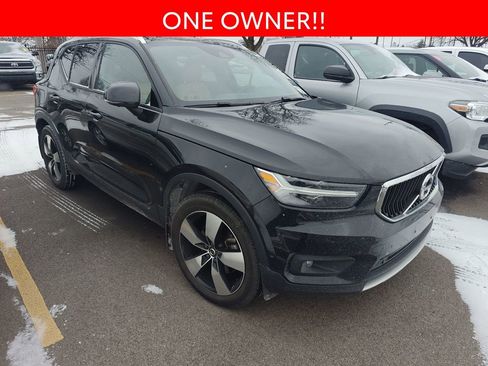 Used 2019 Volvo XC40 T5 Momentum image 3
