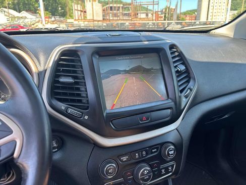 Used 2016 Jeep Cherokee Latitude w/ Comfort/Convenience Group AWD/4WD image 17