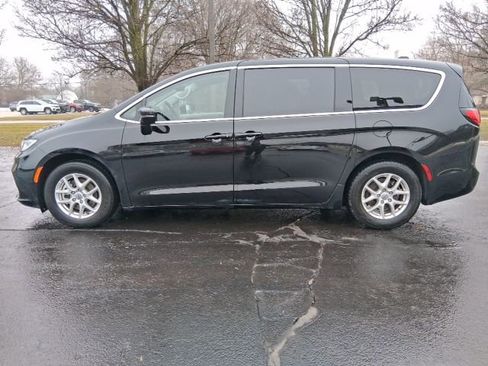 Used 2024 Chrysler Pacifica Touring-L image 3