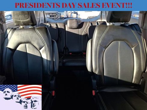 Used 2024 Chrysler Pacifica Touring-L image 19