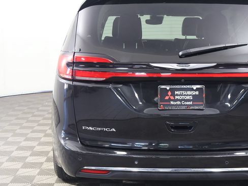 Used 2023 Chrysler Pacifica Touring-L FWD image 15