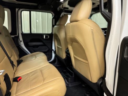 Used 2018 Jeep Wrangler Unlimited Sahara AWD/4WD image 24