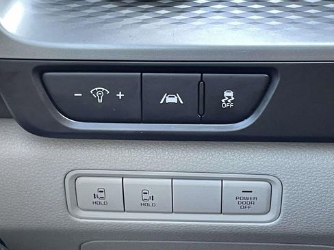 Used 2022 Kia Carnival LX image 18