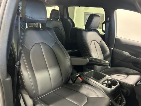 New 2025 Chrysler Pacifica Select image 35