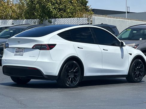 Used 2024 Tesla Model Y Long Range AWD/4WD image 2