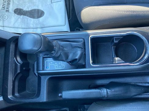 Used 2017 Toyota Tacoma TRD Sport w/ Tow Package (A/T) image 18